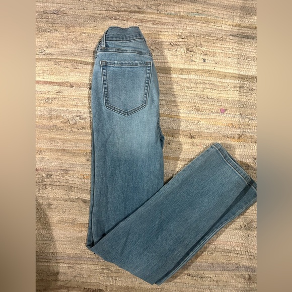 V CUT JEANS - Picture 3 of 4